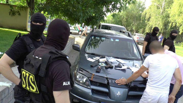 Traficanţi de SUBSTANŢE RADIOACTIVE, REŢINUŢI DE MASCAŢII SIS în Capitală