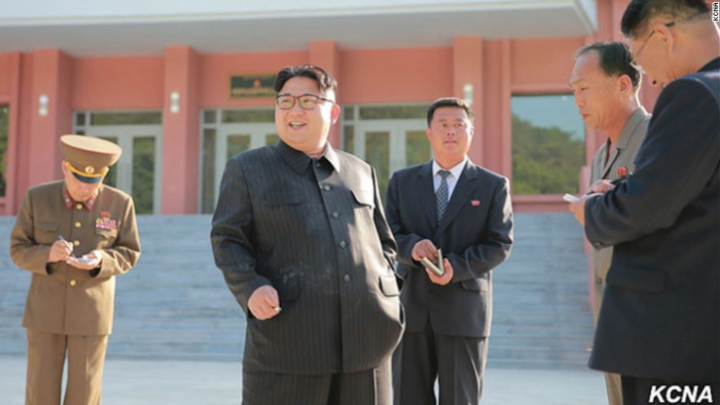 UIMITOR! Kim Jong-un, fotografiat în timp ce fuma în plină campanie împotriva fumatului