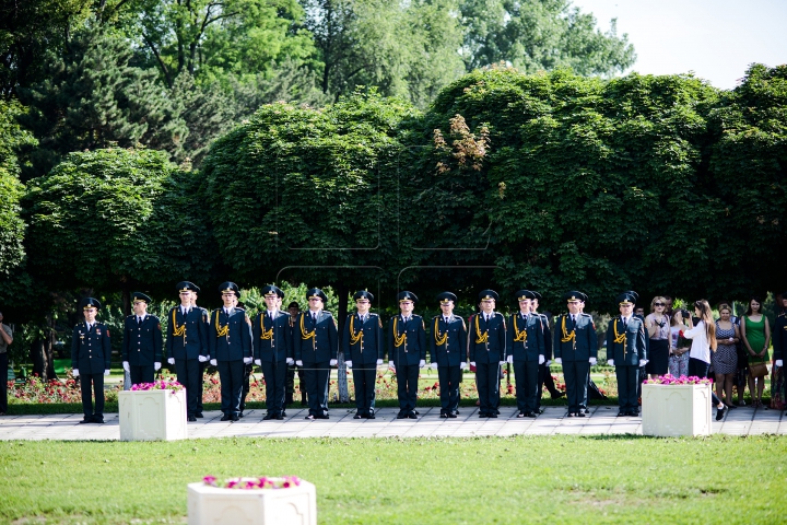 EMOŢII MARI! Cum au depus jurământul frumoasele absolvente ale Academiei Militare (FOTOREPORT)