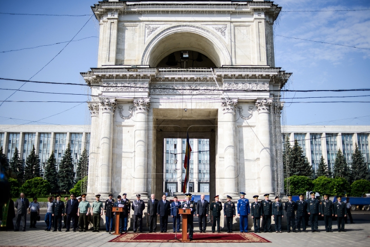 EMOŢII MARI! Cum au depus jurământul frumoasele absolvente ale Academiei Militare (FOTOREPORT)