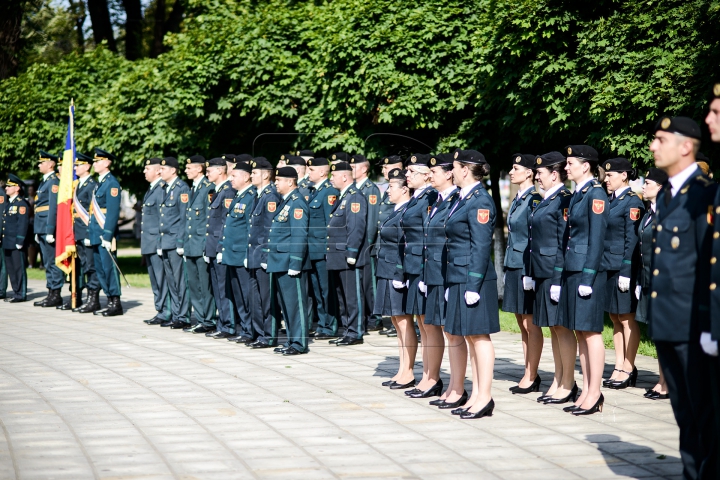 EMOŢII MARI! Cum au depus jurământul frumoasele absolvente ale Academiei Militare (FOTOREPORT)