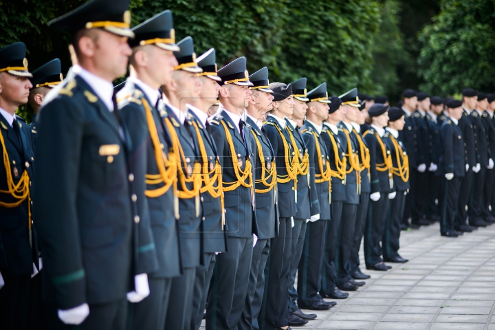 EMOŢII MARI! Cum au depus jurământul frumoasele absolvente ale Academiei Militare (FOTOREPORT)