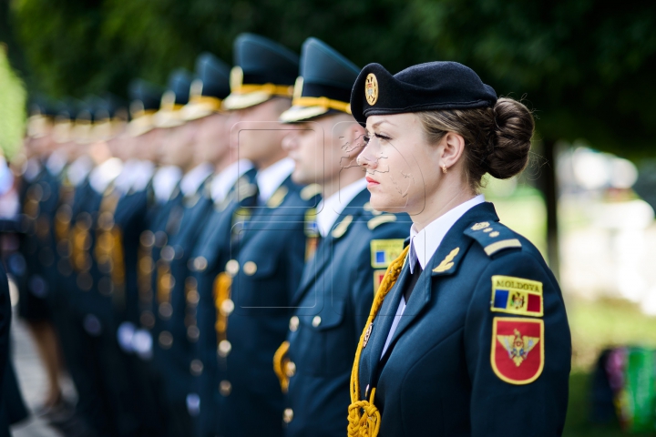 EMOŢII MARI! Cum au depus jurământul frumoasele absolvente ale Academiei Militare (FOTOREPORT)