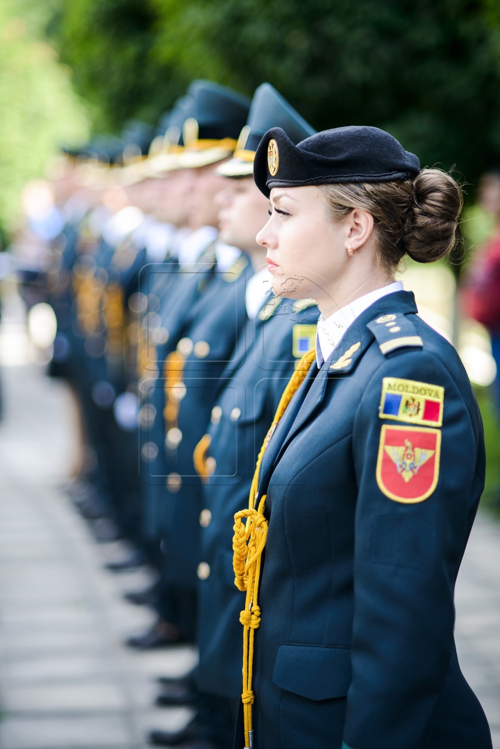 EMOŢII MARI! Cum au depus jurământul frumoasele absolvente ale Academiei Militare (FOTOREPORT)