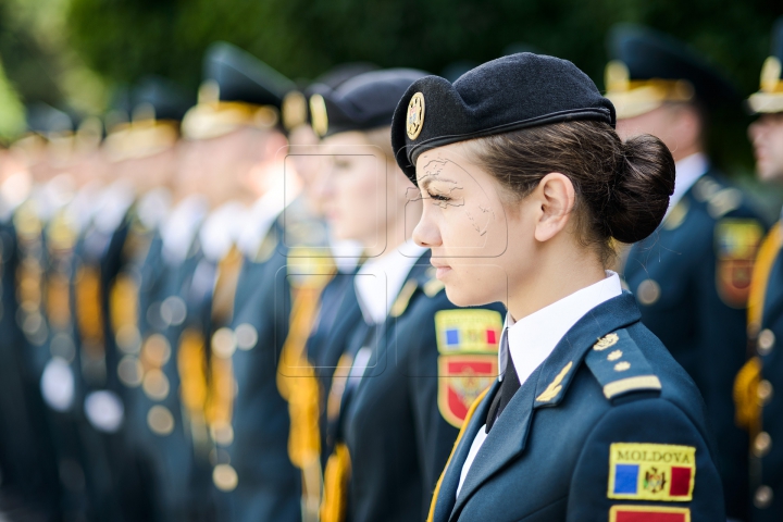 EMOŢII MARI! Cum au depus jurământul frumoasele absolvente ale Academiei Militare (FOTOREPORT)