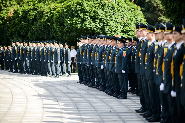 EMOŢII MARI! Cum au depus jurământul frumoasele absolvente ale Academiei Militare (FOTOREPORT)