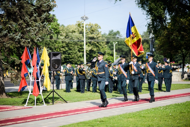 EMOŢII MARI! Cum au depus jurământul frumoasele absolvente ale Academiei Militare (FOTOREPORT)