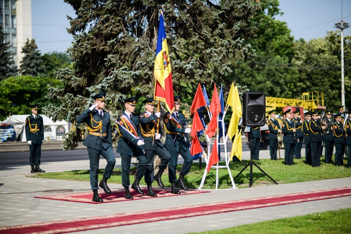 EMOŢII MARI! Cum au depus jurământul frumoasele absolvente ale Academiei Militare (FOTOREPORT)