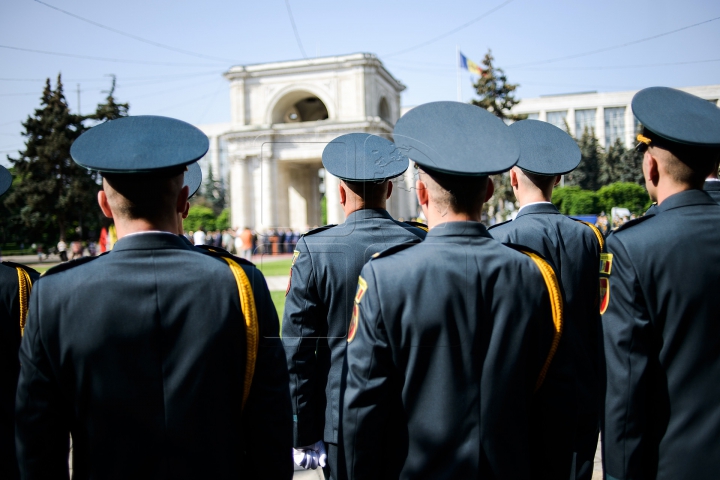 EMOŢII MARI! Cum au depus jurământul frumoasele absolvente ale Academiei Militare (FOTOREPORT)