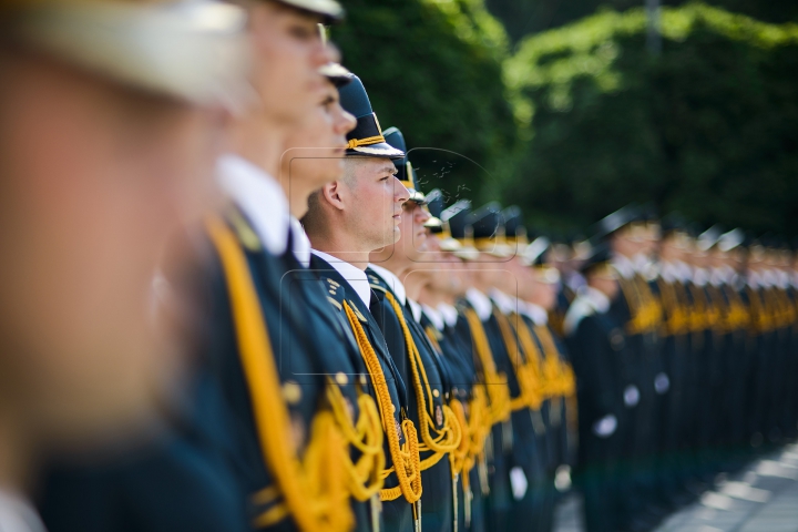 EMOŢII MARI! Cum au depus jurământul frumoasele absolvente ale Academiei Militare (FOTOREPORT)