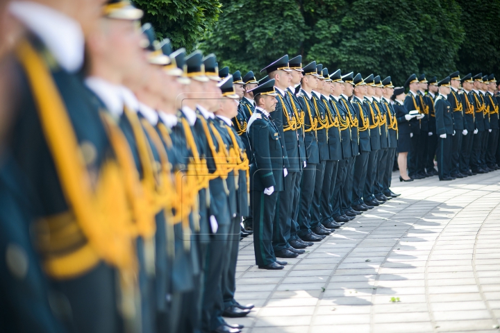 EMOŢII MARI! Cum au depus jurământul frumoasele absolvente ale Academiei Militare (FOTOREPORT)