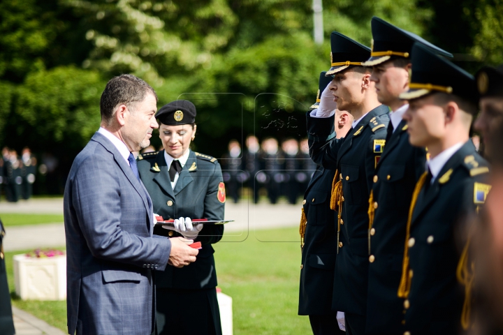 EMOŢII MARI! Cum au depus jurământul frumoasele absolvente ale Academiei Militare (FOTOREPORT)