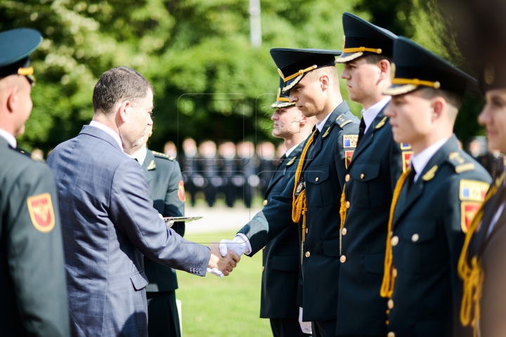 EMOŢII MARI! Cum au depus jurământul frumoasele absolvente ale Academiei Militare (FOTOREPORT)