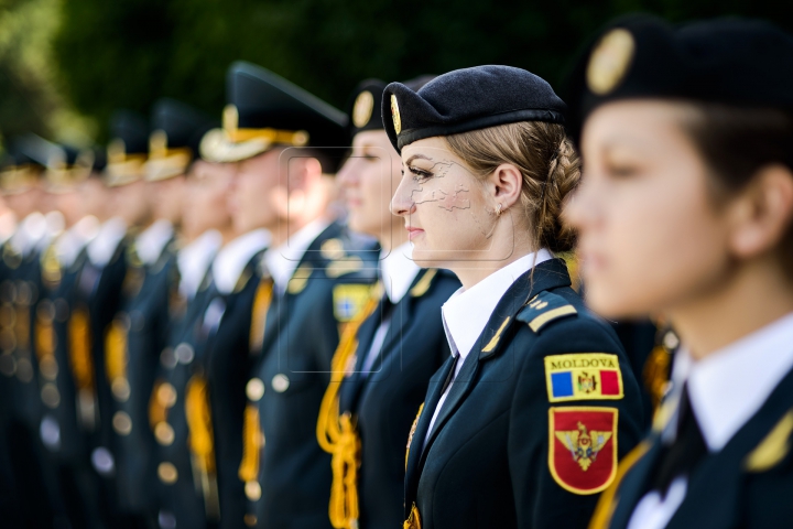 EMOŢII MARI! Cum au depus jurământul frumoasele absolvente ale Academiei Militare (FOTOREPORT)