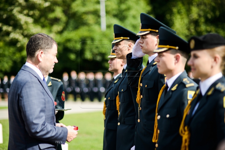 EMOŢII MARI! Cum au depus jurământul frumoasele absolvente ale Academiei Militare (FOTOREPORT)