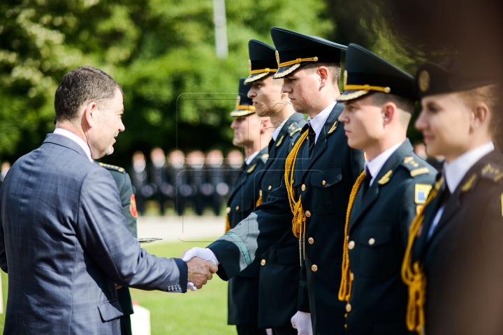 EMOŢII MARI! Cum au depus jurământul frumoasele absolvente ale Academiei Militare (FOTOREPORT)