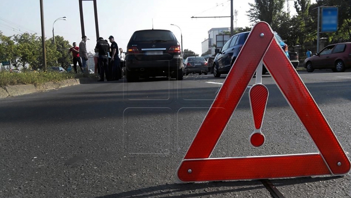 ACCIDENT DE LUX în Capitală! Un Porsche s-a ciocnit cu un troleibuz (FOTO)