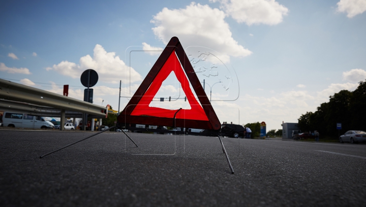 ACCIDENT în Capitală: Un motociclist a fost doborât de un automobil (FOTO)