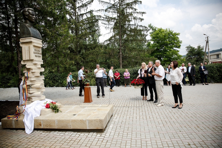 Monumentul regretatului poet Dumitru Matcovschi, dezvelit în satul de baștină. Cum arată sculptura (FOTO)