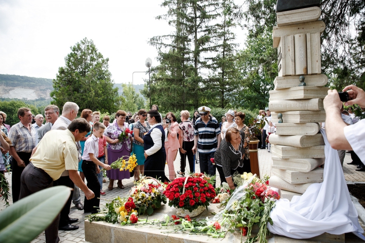 Monumentul regretatului poet Dumitru Matcovschi, dezvelit în satul de baștină. Cum arată sculptura (FOTO)