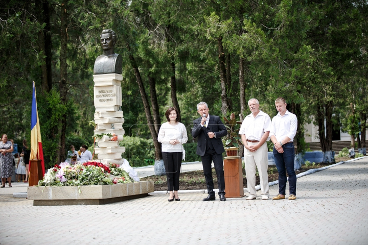 Monumentul regretatului poet Dumitru Matcovschi, dezvelit în satul de baștină. Cum arată sculptura (FOTO)