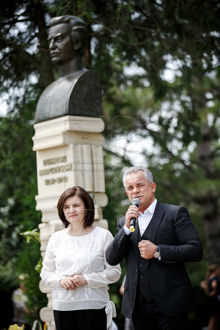 Monumentul regretatului poet Dumitru Matcovschi, dezvelit în satul de baștină. Cum arată sculptura (FOTO)