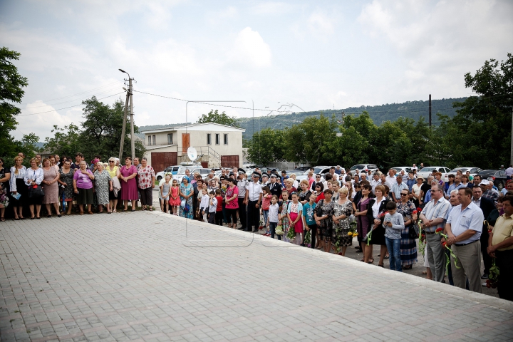 Monumentul regretatului poet Dumitru Matcovschi, dezvelit în satul de baștină. Cum arată sculptura (FOTO)