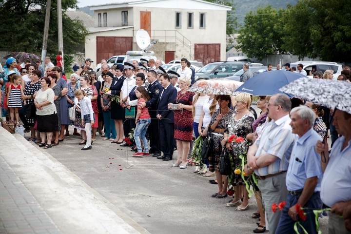 Monumentul regretatului poet Dumitru Matcovschi, dezvelit în satul de baștină. Cum arată sculptura (FOTO)