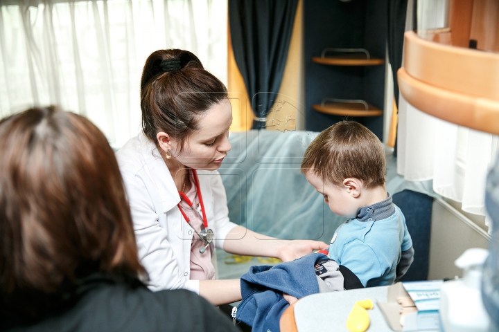 Zeci de copii din satul Ciocâlteni au beneficiat de consultaţii gratuite oferite de medici pediatri