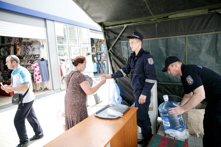 (FOTOREPORT) Oamenii îşi pot potoli setea şi se pot proteja de soare în corturile instalate în țară 