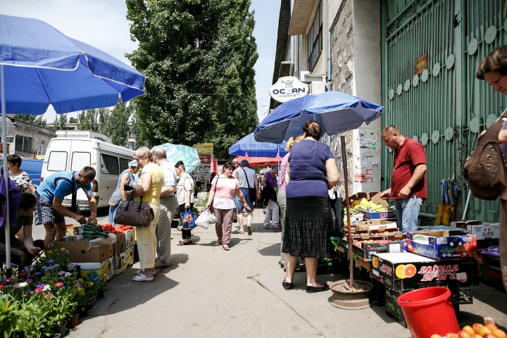 (FOTOREPORT) Oamenii îşi pot potoli setea şi se pot proteja de soare în corturile instalate în țară 