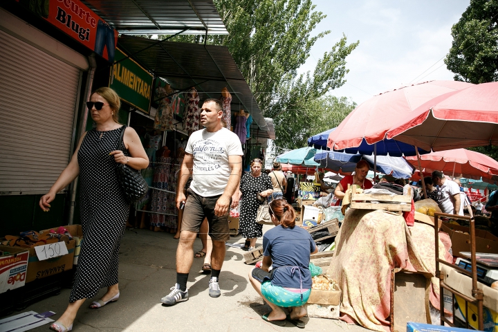 (FOTOREPORT) Oamenii îşi pot potoli setea şi se pot proteja de soare în corturile instalate în țară 