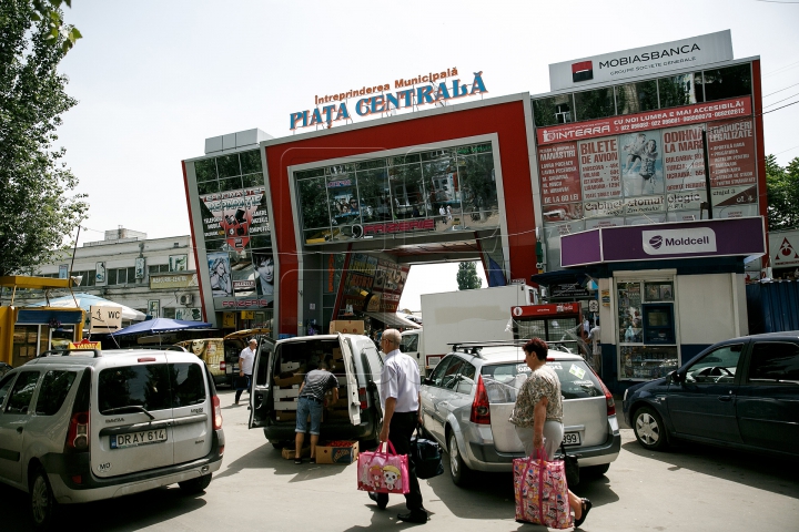 (FOTOREPORT) Oamenii îşi pot potoli setea şi se pot proteja de soare în corturile instalate în țară 