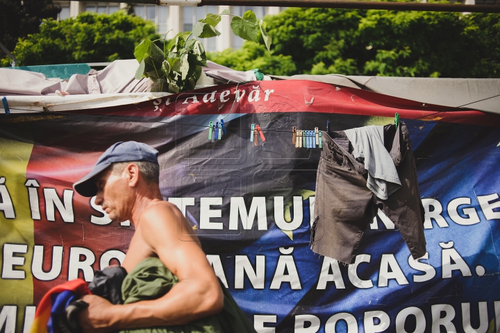 Corturile protestatarilor DA au fost scoase din Piaţa Marii Adunări Naţionale (FOTOREPORT)