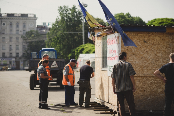 Corturile protestatarilor DA au fost scoase din Piaţa Marii Adunări Naţionale (FOTOREPORT)