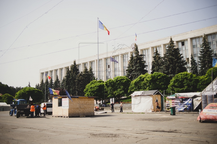 Corturile protestatarilor DA au fost scoase din Piaţa Marii Adunări Naţionale (FOTOREPORT)