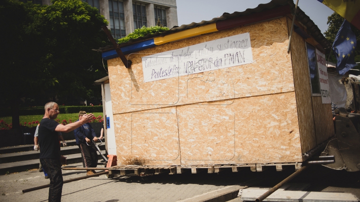 Corturile protestatarilor DA au fost scoase din Piaţa Marii Adunări Naţionale (FOTOREPORT)