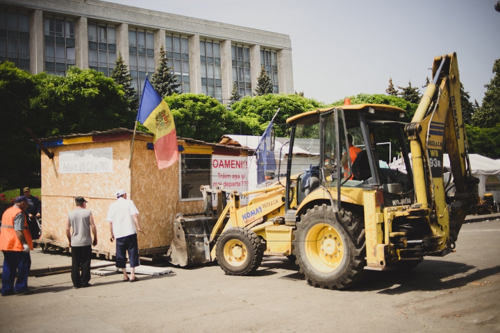 Corturile protestatarilor DA au fost scoase din Piaţa Marii Adunări Naţionale (FOTOREPORT)