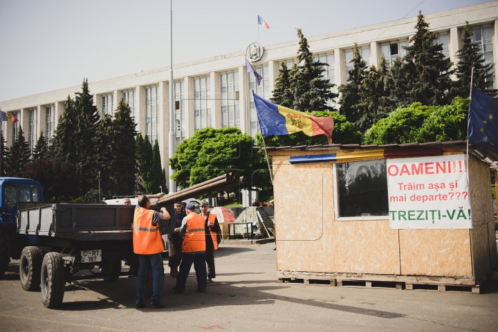 Corturile protestatarilor DA au fost scoase din Piaţa Marii Adunări Naţionale (FOTOREPORT)