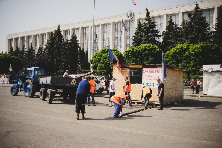 Corturile protestatarilor DA au fost scoase din Piaţa Marii Adunări Naţionale (FOTOREPORT)