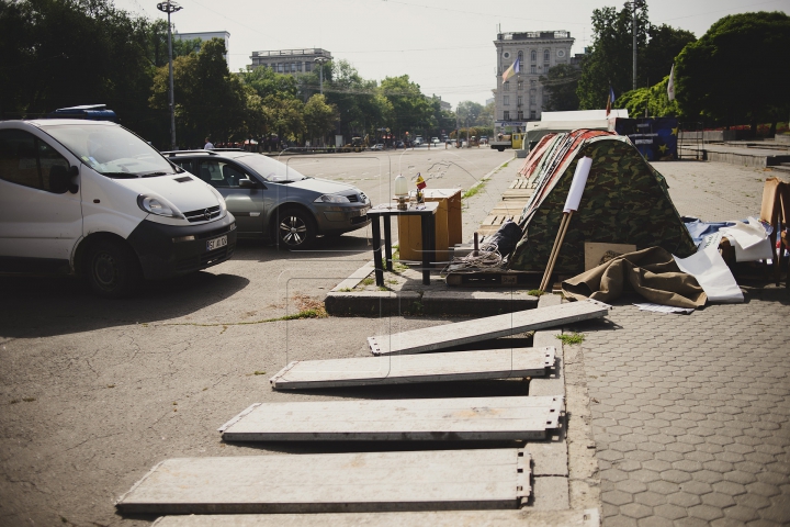 Corturile protestatarilor DA au fost scoase din Piaţa Marii Adunări Naţionale (FOTOREPORT)