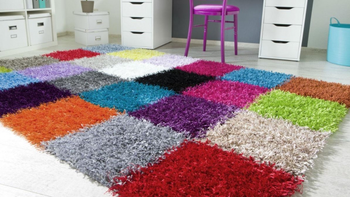 Şi-a comandat online un covor. Când a deschis coletul A RĂMAS ŞOCAT! Ce a primit (FOTO)