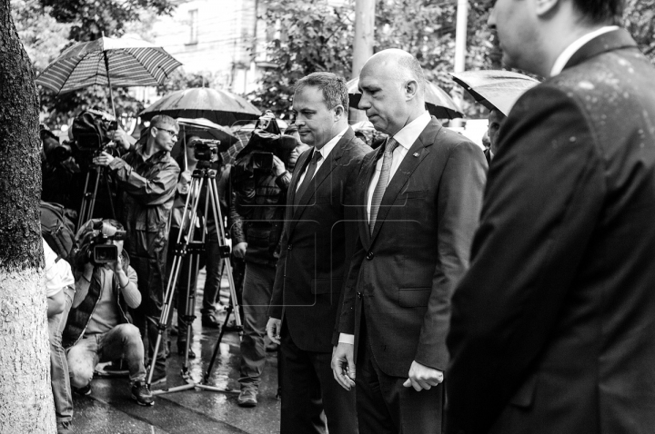 LACRIMI şi DURERE. Momente emoţionante din ziua ploioasă de DOLIU NAŢIONAL (FOTOREPORT)