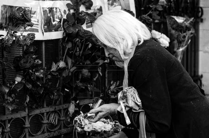 LACRIMI şi DURERE. Momente emoţionante din ziua ploioasă de DOLIU NAŢIONAL (FOTOREPORT)