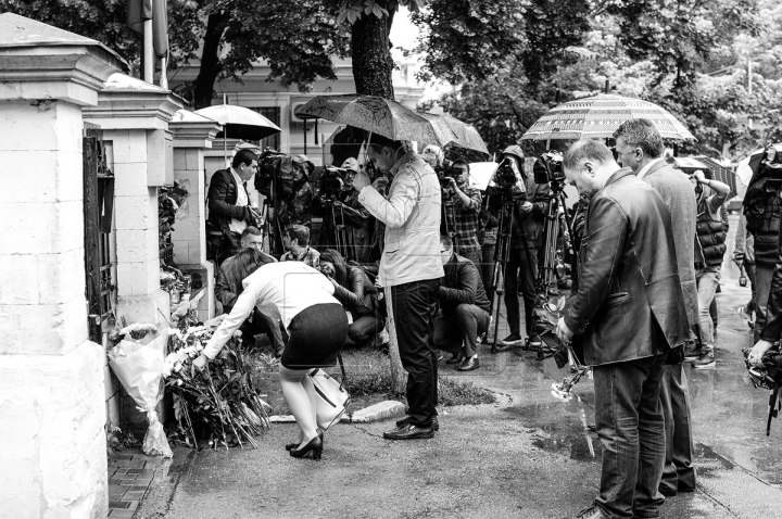 LACRIMI şi DURERE. Momente emoţionante din ziua ploioasă de DOLIU NAŢIONAL (FOTOREPORT)