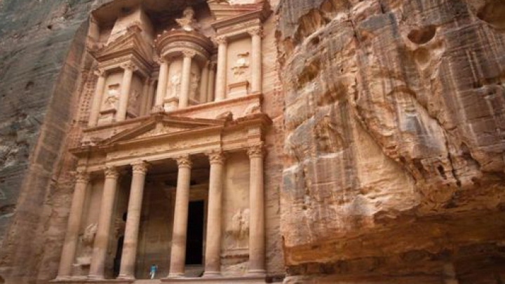 Un monument de dimensiuni impresionante, descoperit în apropierea oraşului antic Petra (FOTO)