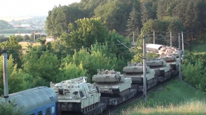 Imagini inedite: Tren încărcat cu tancuri americane Abrams, în zona Vatra Dornei (VIDEO)