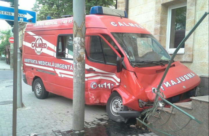 ACCIDENT GRAV în centrul Capitalei. O ambulanţă a ajuns într-un perete (FOTO)