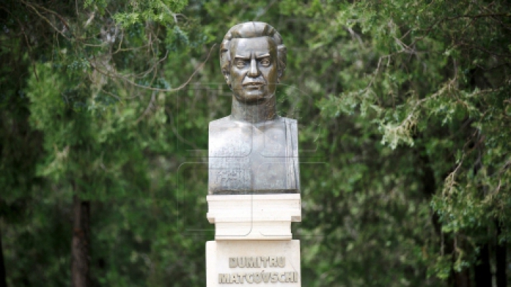 Monumentul regretatului poet Dumitru Matcovschi, dezvelit în satul de baștină. Cum arată sculptura (FOTO)