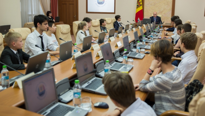 Dialog interactiv între Pavel Filip și elevi, premianţi ai olimpiadelor internaţionale şi naţionale (FOTO)